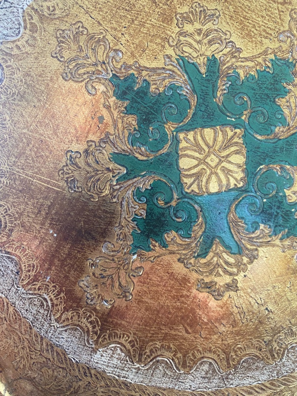 Vintage Florentine Plate. Made in Italy. Green and Gold. Approximately 12”. - Picture 4 of 9